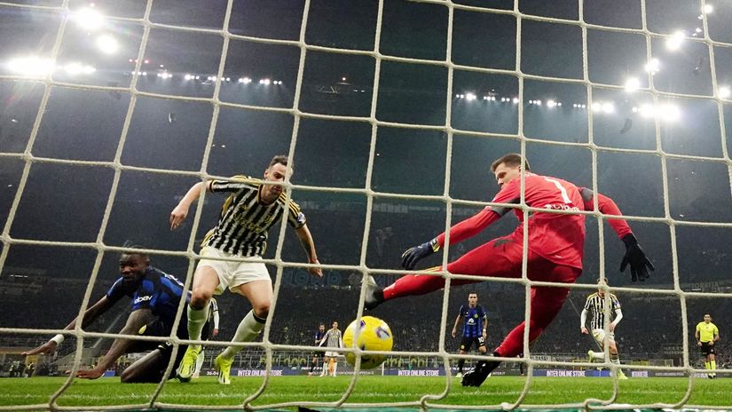 Gatti accidentally scores an own goal against Inter (©REUTERS/Daniele Mascolo)