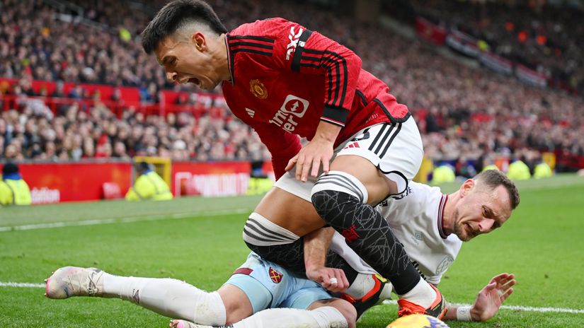 Martinez injures his leg in this challenge with Coufal of West Ham (©Michael Regan/Getty Images)