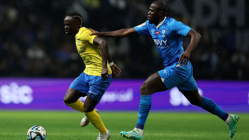 Koulibaly tries to get a hold of Mane tonight (©Yasser Bakhsh/Getty Images)
