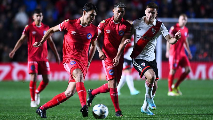 Federico Redondo in action with the ball against River Plate (©Rodrigo Valle/Getty Images)