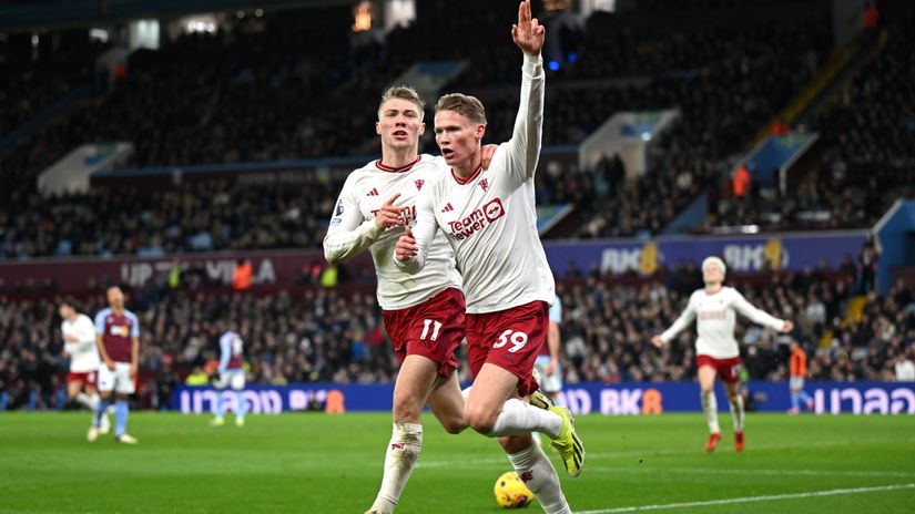 McTominay celebrates with Hojlund after scoring the winner (©Shaun Botterill/Getty Images)