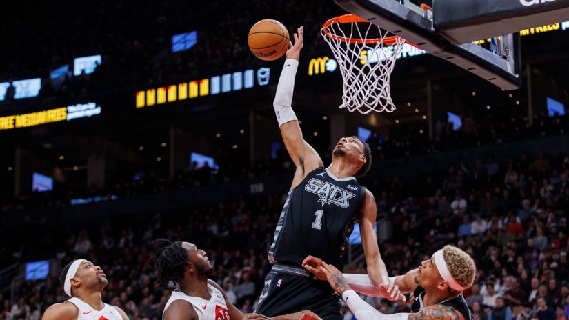 Wembanyama doing his thing against Raptors (©Cole Burston/Getty Images)
