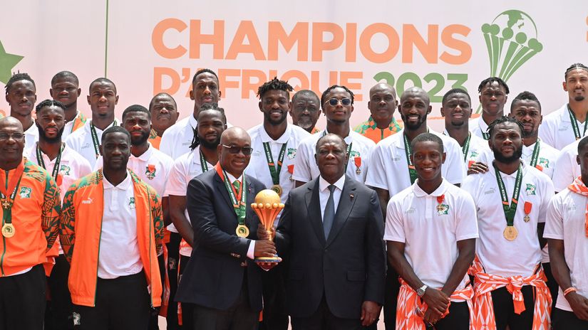 President of the Ivorian Football Federation Yacine Idriss Diallo (CL) and President of Ivory Coast Alassane Ouattara with Ivorian footballers (©AFP)