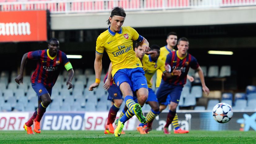 Kristoffer Olsson shooting a penalty for Arsenal against Barcelona in the UEFA Youth League back in 2014 (©David Ramos/Getty Images)