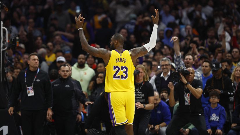 LeBron leads epic Lakers fightback to beat Clippers