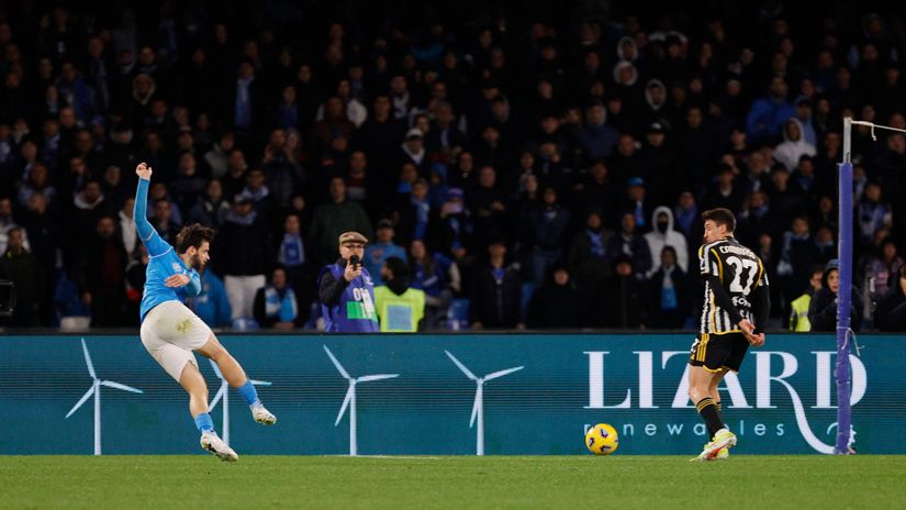 The art and the artist... Khvica scores against Juve (©REUTERS/Ciro De Luca)