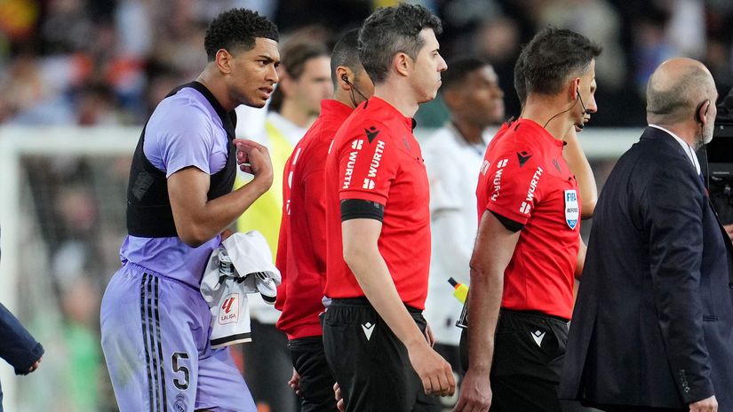 Bellingham reacts towards Gil Manzano after being sent off (©Aitor Alcalde/Getty Images)
