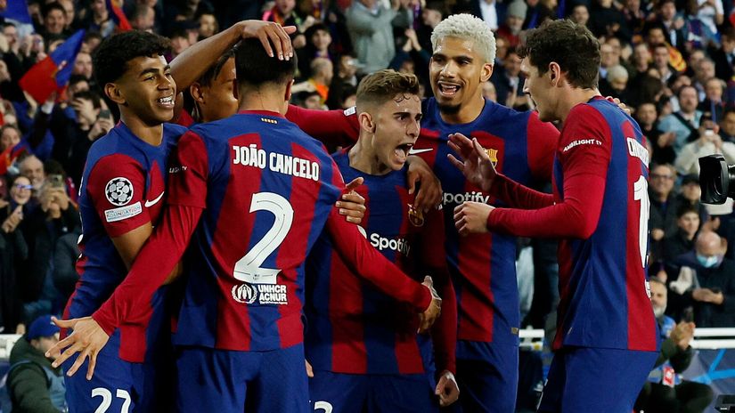 Barca players celebrate against Napoli (©Albert Gea/Reuters)