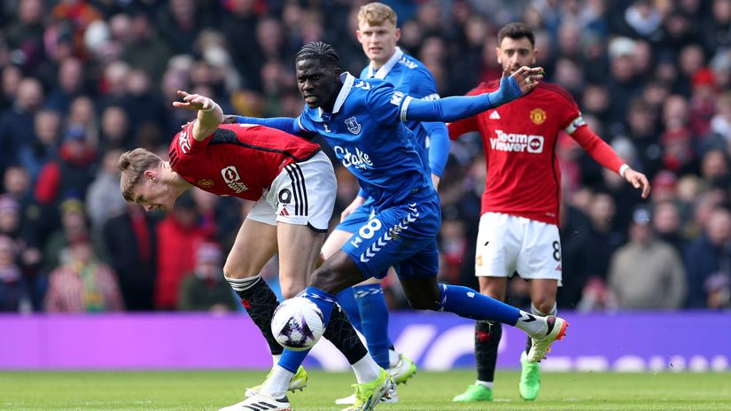Onana in action for Everton against Manchester United (©Alex Livesey/Getty Images)