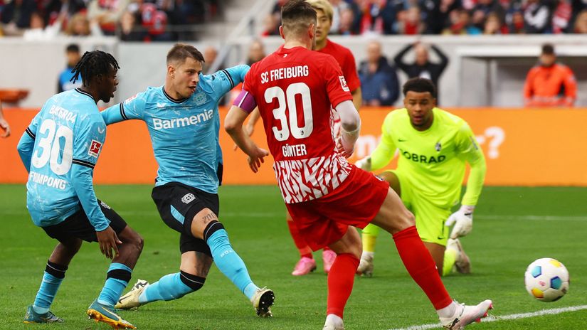 Hlozek scores the second Leverkusen's goal of the day (©Kai Pfaffenbach/REUTERS)