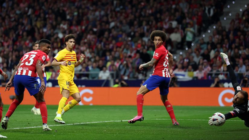 Felix scores past Witsel and Oblak (©Isabel Infantes/Reuters)