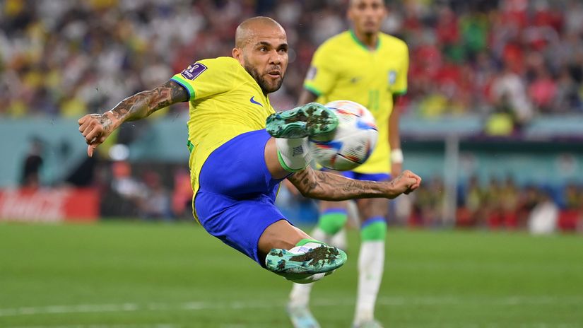 Dani Alves in action for Brazil back in 2022 (©)