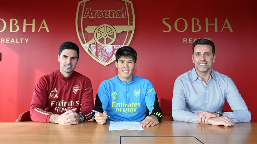 Tomiyasu signs the new contract with Arteta and sports director Edu beside him (©Arsenal/TW)