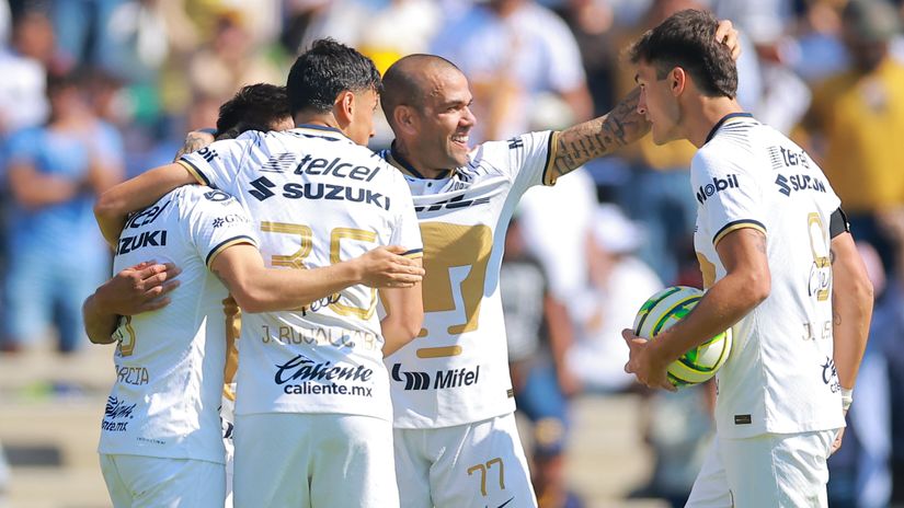 Alves celebrates with his Pumas UNAM teammates in January 2023 (©Hector Vivas/Getty Images)