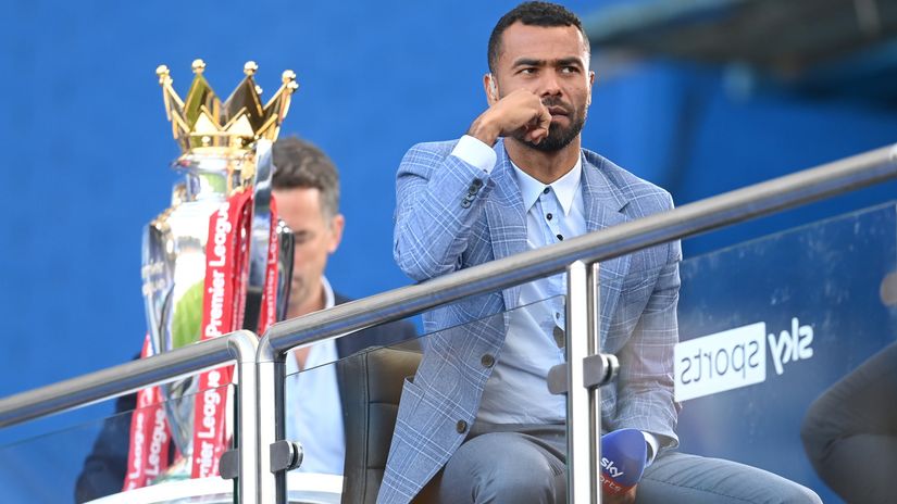 Ashley Cole sitting beside the Premier League trophy (©Michael Regan/Getty Images)