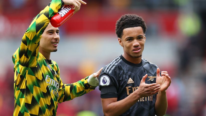 Gabriel Martinelli showing support to Nwaneri folliwing the boy's senior debut with the Gunners in September 2022 (©Alex Pantling/Getty Images)