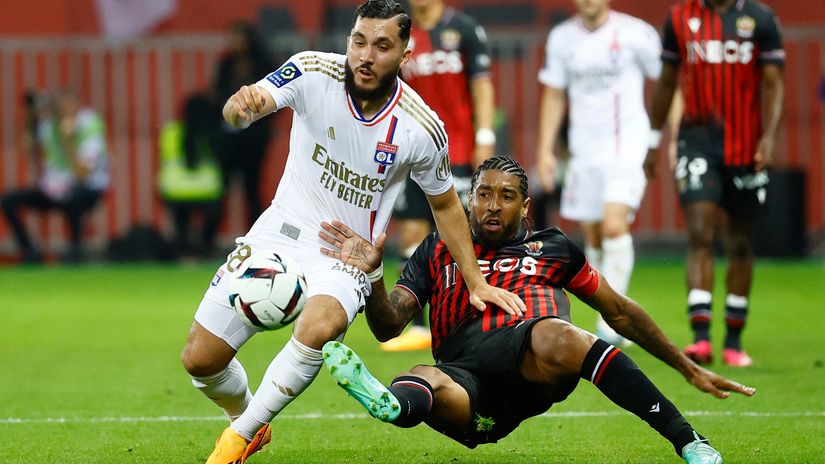 Cherki (L) in action for Lyon against Nice (©REUTERS/Eric Gaillard)