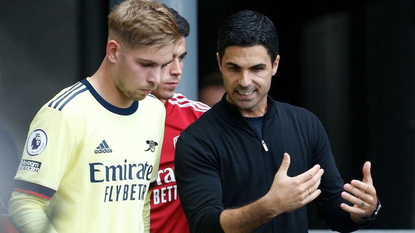 Arteta giving instructions to Smith-Rowe (©REUTERS/Craig Brough)