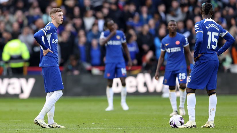 Chelsea players in despair after conceding (©George Wood/Getty Images)