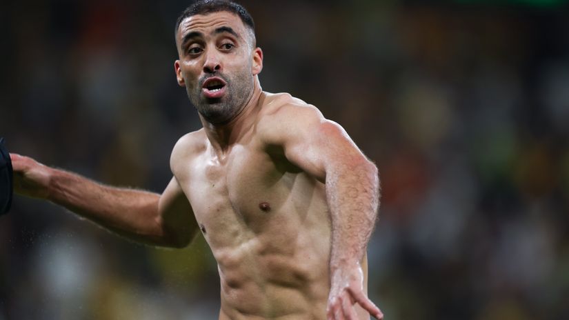 Hamdallah likes to celebrate with his shirt off (©Yasser Bakhsh/Getty Images)