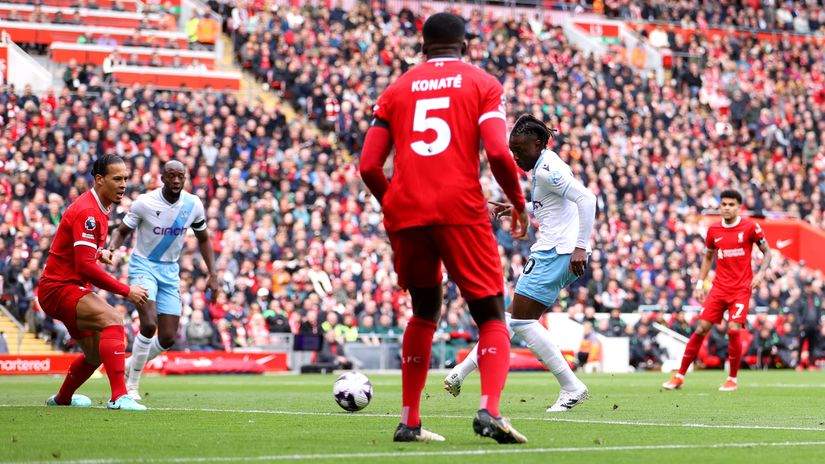 Eze scores past VVD and Konate (©Michael Steele/Getty Images)
