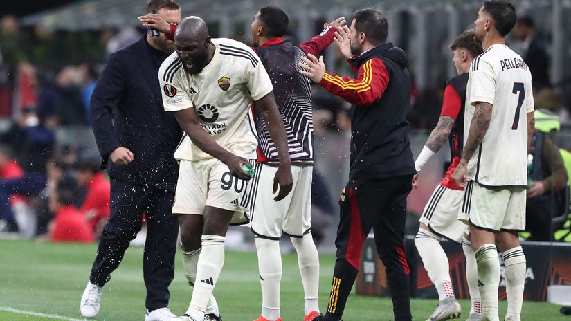 De Rossi, Lukaku and other Roma players react in the first leg against AC Milan (©Marco Luzzani/Getty Images)