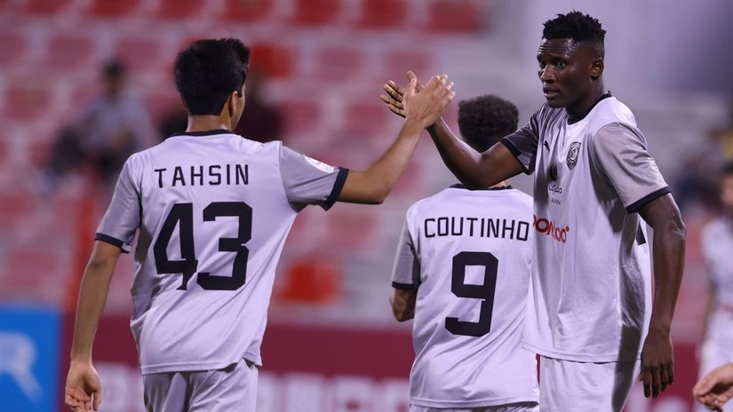 Olunga celebrates one of his two goals ©Al Duhail