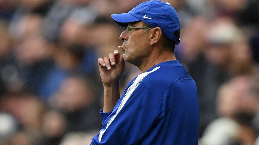 Sarri smokes by the sidelines during his Chelsea stint (©Stu Forster/Getty Images)