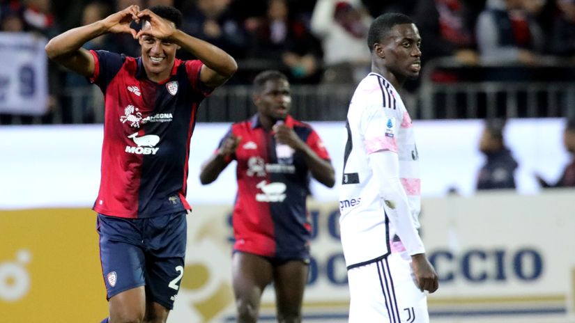 Yerry Mina celebrates after scoring against Juve on Friday night (©)