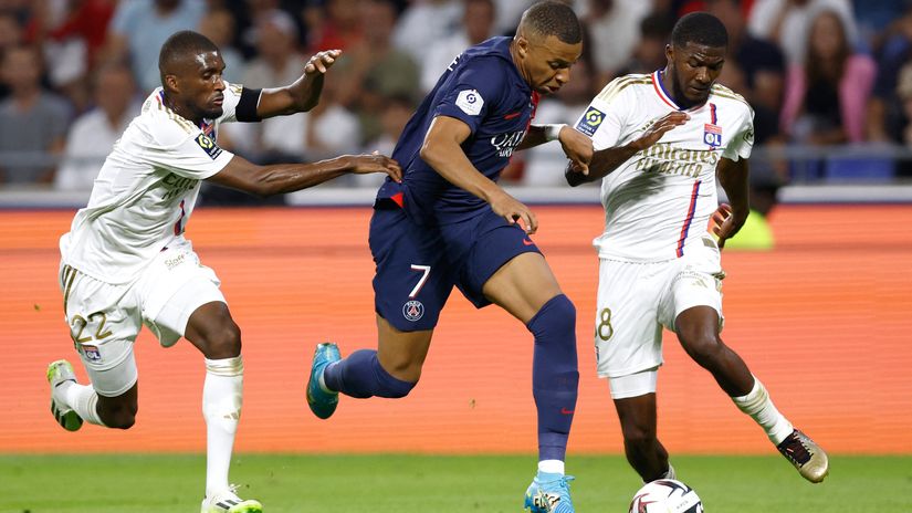 Mbappe in action between two Lyon players (©REUTERS/Gonzalo Fuentes)