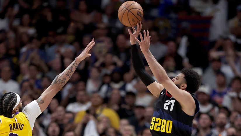 Murray for the win over Davies (©)