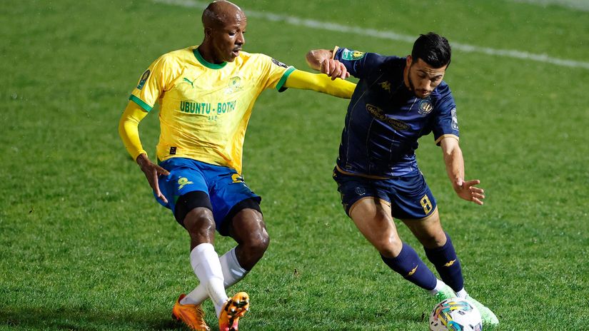 Sundowns' South African defender #25 Khuliso Mudau (L) fights for the ball with Esprerance's Tunisian midfielder #8 Houssem Tka (©AFP)