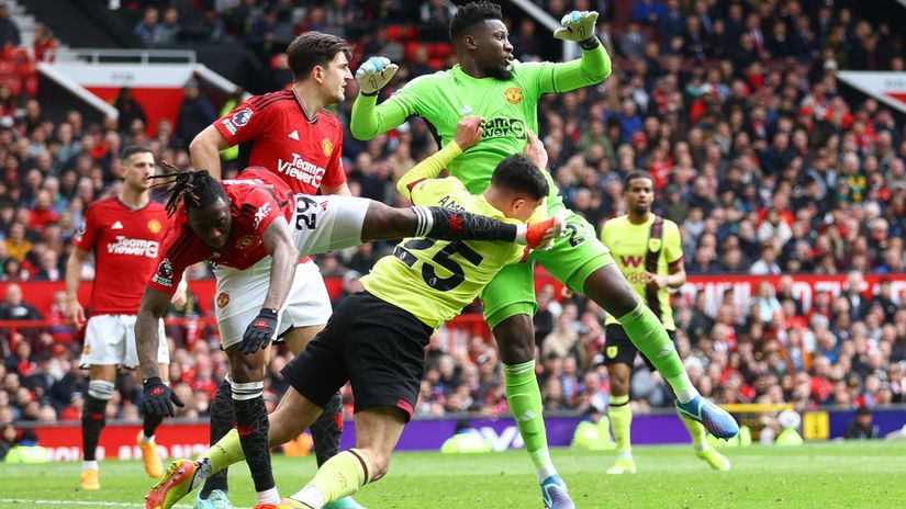 The decisive moment of the match... Onana takes Amdouni down (©REUTERS/Carl Recine )