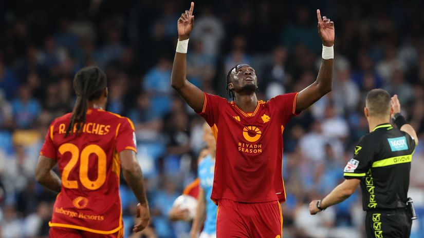 Abraham celebrates by thanking God after scoring against Napoli (©Francesco Pecoraro/Getty Images)