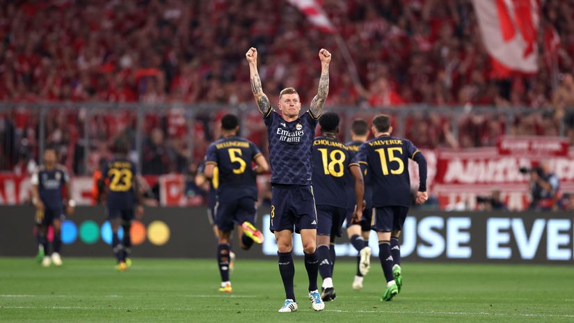 Kroos celebrates as his teammates rush to congratulate Vinicius Jr on the opener (©Alex Pantling/Getty Images)