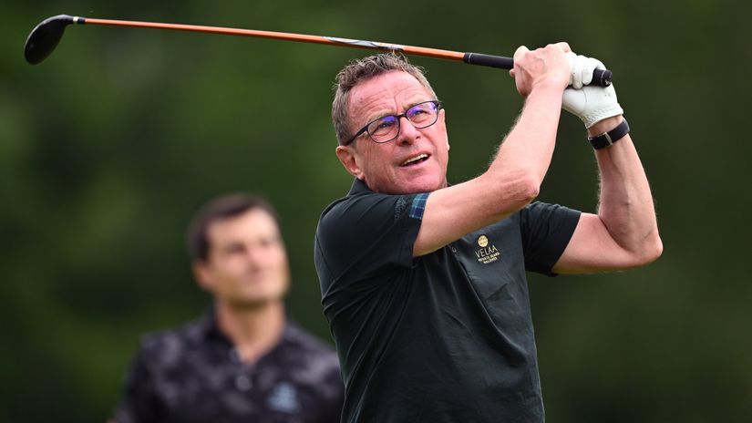Ralf Rangnick playing golf during his spare time (©Stuart Franklin/Getty Images)