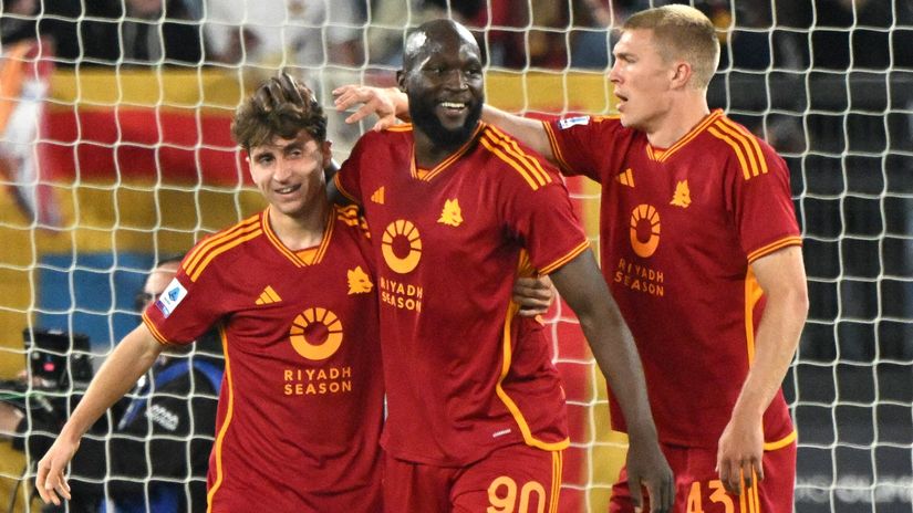 Lukaku celebrates with teammates after scoring (©REUTERS/Alberto Lingria)