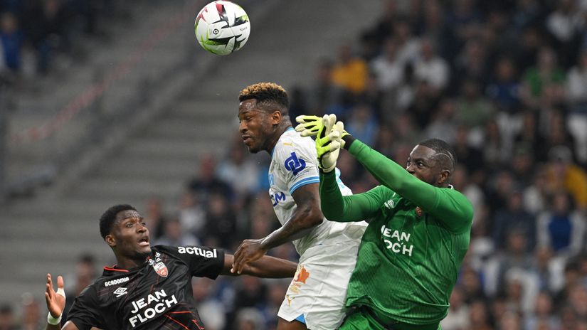 Marseille's Cameroonian forward Faris Moumbagna (C) in action against Lorient (©AFP)