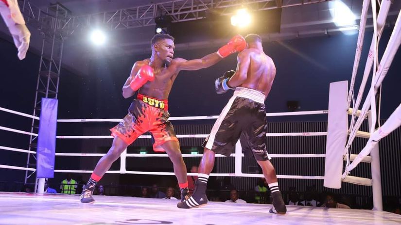 Javan Buyu punches Athman Hakim ©Ultra Fight Series 