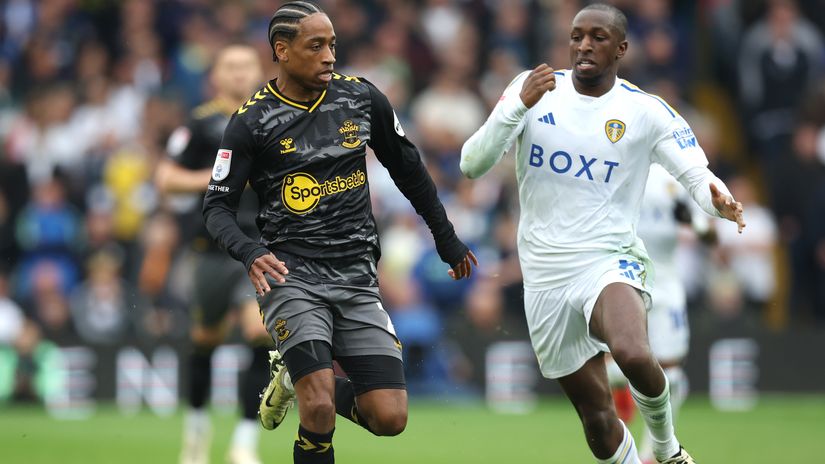 Kyle Walker-Peters of Southampton in action with Glen Kamara of Leeds United (©Ed Sykes/Getty Images)