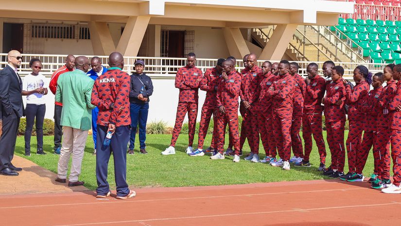 Athletics Integrity Unit boss Brett Clothier talks to athletes during open training session for sprinters at the Nyayo National Stadium on March 22, 2024© Mozzart Sport