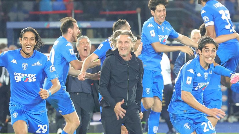 Nicola in jubilation with his players after winning the relegation battle (©Gabriele Maltinti/Getty Images)