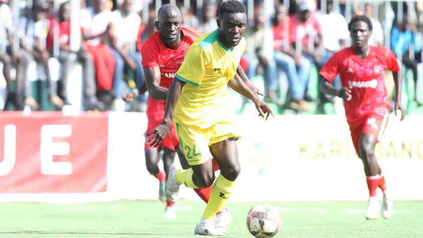 Rodgers Aloro (L) of Shabana FC take on John Makwata of Kariobangi Sharks FC © Mozzart Sport