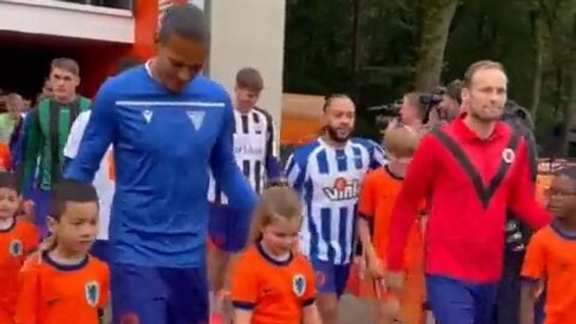 A beautiful gesture: the Netherlands' best footballers at a test match in their first club's shirts