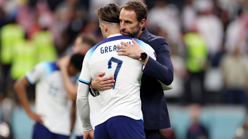 Gareth Southgate hugs Jack Grealish during the 2022 FIFA World Cup (©Elsa/Getty Images)