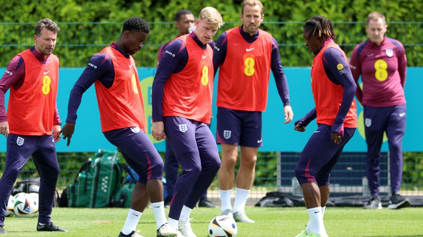  Marc Guehi (left) and Eberechi Eze (right) of England battle for possession during a training session (©Richard Pelham/Getty Images)
