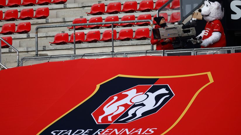 General view inside the stadium of a Stade Rennes banner and a mascot operating the camera before the match (©REUTERS/Stephane Mahe)