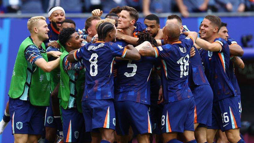 Weghorst and his teammates celebrate his winner (©REUTERS/Lisi Niesner)