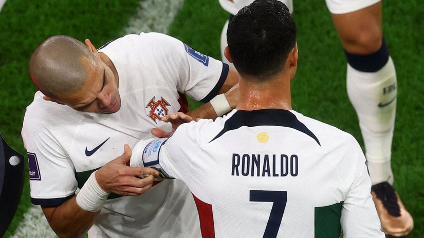 Pepe puts captain's armband on Cristiano Ronaldo's hand (©REUTERS/Paul Childs)