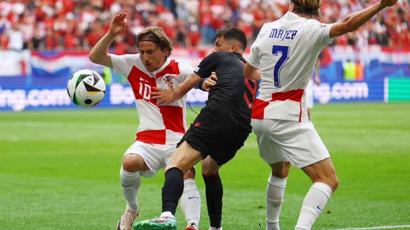 Asani stops Modric (©REUTERS/Lisi Niesner)